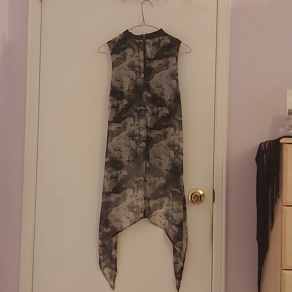 Asymmetrical marble top - Picture 2 of 4